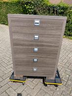 Commode gratis asap op te halen, Huis en Inrichting, Kasten | Roldeurkasten en Archiefkasten, Gebruikt, Ophalen