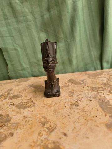 Klein zwaar stenen buste van Egyptische Koningin Nefertiti beschikbaar voor biedingen