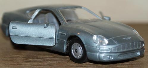 MAISTO (SHELL-collectie) - Aston Martin DB7 lichtblauw 1:40., Hobby en Vrije tijd, Modelauto's | Overige schalen, Zo goed als nieuw