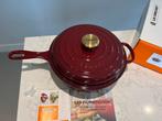 Nieuwe Le Creuset Cassadou 26 cm Rhône of Garnet in de doos, Huis en Inrichting, Keuken | Potten en Pannen, Gietijzer, Nieuw, Ophalen of Verzenden