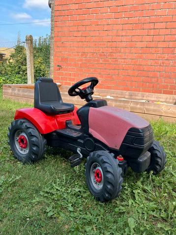 Rode tractor beschikbaar voor biedingen