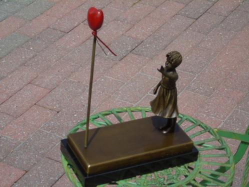 Het meisje met de gekleurde bronzen ballonnen gesigneerd: BA, Antiek en Kunst, Antiek | Brons en Koper, Brons, Ophalen