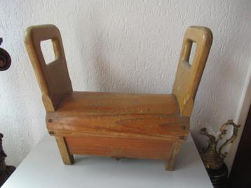 Vintage houten turntoestel  beschikbaar voor biedingen