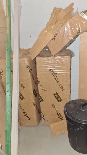 19 houten wollen panelen van 6 cm dik. beschikbaar voor biedingen