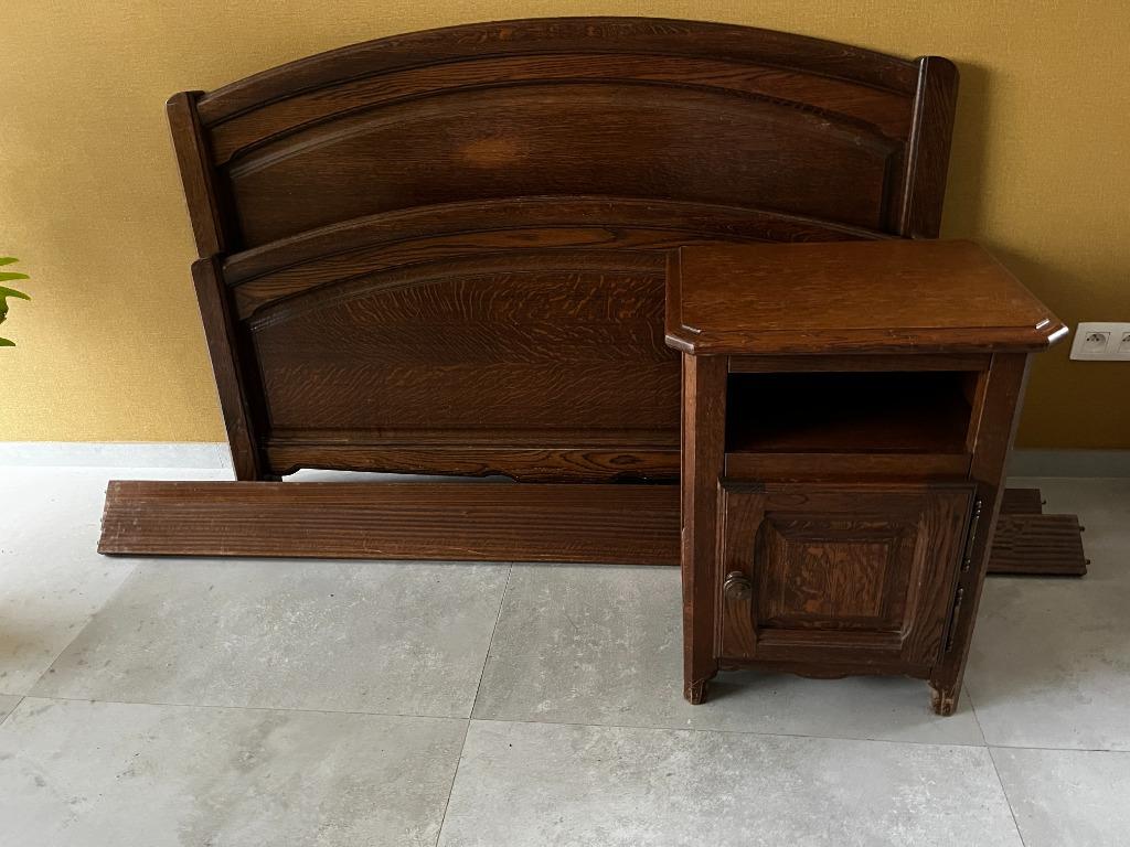 Lit 140 x 200 + 2 sommiers à lattes + 2 tables de chevet, 140 cm, Brun, Enlèvement, Utilisé