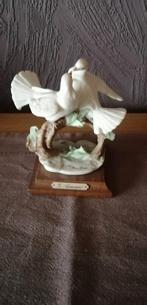 Belle statue en porcelaine avec colombes amoureuses de Giuse, Antiquités & Art, Antiquités | Porcelaine, Enlèvement ou Envoi