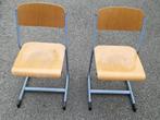 2 jolies anciennes chaises d'école rétro empilables, Ophalen