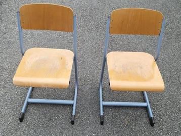 2 jolies anciennes chaises d'école rétro empilables beschikbaar voor biedingen