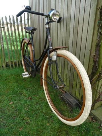 antieke damesfiets omafiets oldtimer houten wielen retro