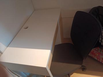 Bureau met stoel beschikbaar voor biedingen