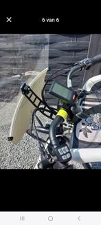 Fietsstoeltje bijpassend scherm en veiligheidshelmpje., Fietsen en Brommers, Fietsaccessoires | Fietsstoeltjes, Ophalen, Zo goed als nieuw