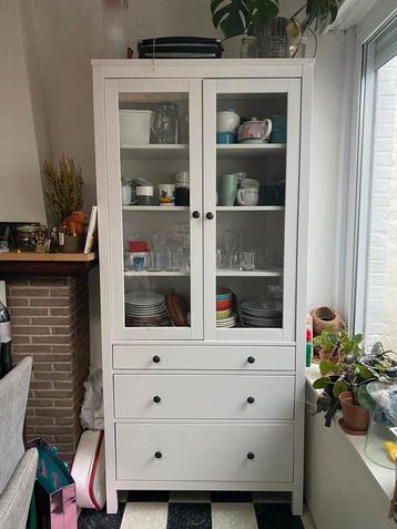 Witte vitrinekast beschikbaar voor biedingen