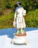 § statue porteuse d'eau  porcelaine épaisse accidenté, Antiquités & Art, Enlèvement ou Envoi