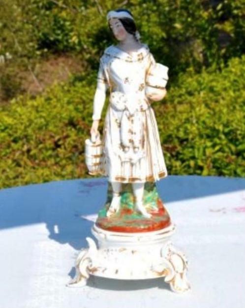 § statue porteuse d'eau  porcelaine épaisse accidenté, Antiek en Kunst, Antiek | Porselein, Ophalen of Verzenden