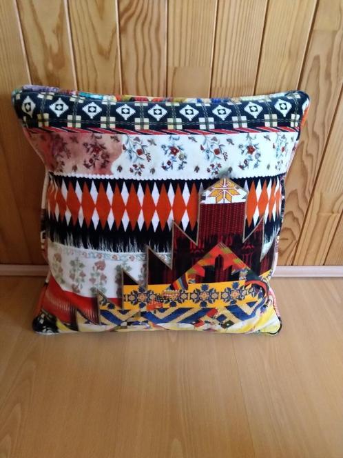 Deux beaux coussins Christian Lacroix, Huis en Inrichting, Woonaccessoires | Kussens, Zo goed als nieuw, Overige kleuren, Vierkant