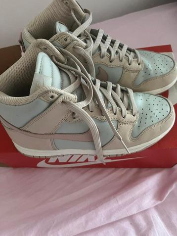 Nike Dunk High, beige met lichtblauw beschikbaar voor biedingen