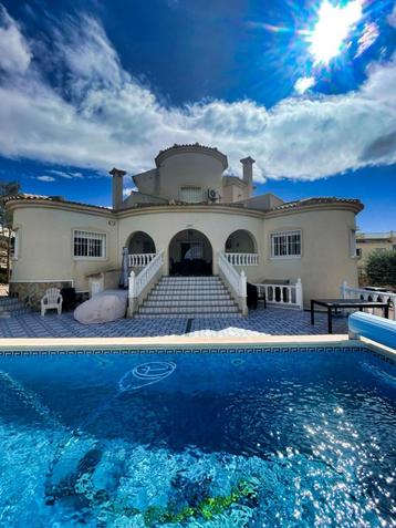Villa de style méditerranéen, piscine et grand terrain