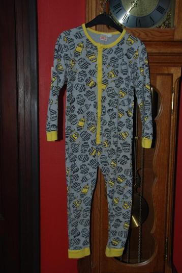 Combipyjama „Minions” grijs T116/122 cm of 6/7A T Goede staa beschikbaar voor biedingen