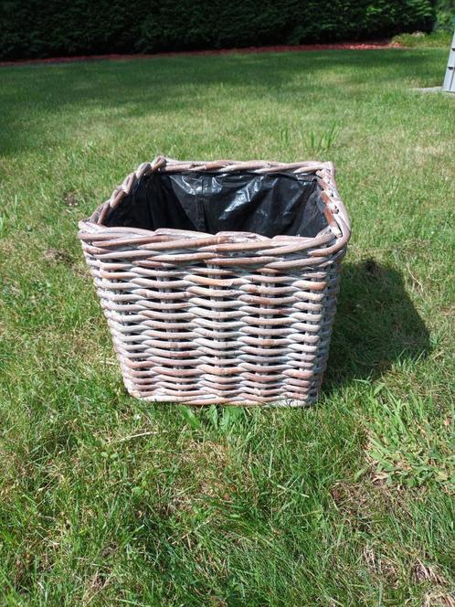rieten mand, Huis en Inrichting, Woonaccessoires | Schalen en Manden, Zo goed als nieuw, Mand, Vierkant, Riet, Ophalen of Verzenden