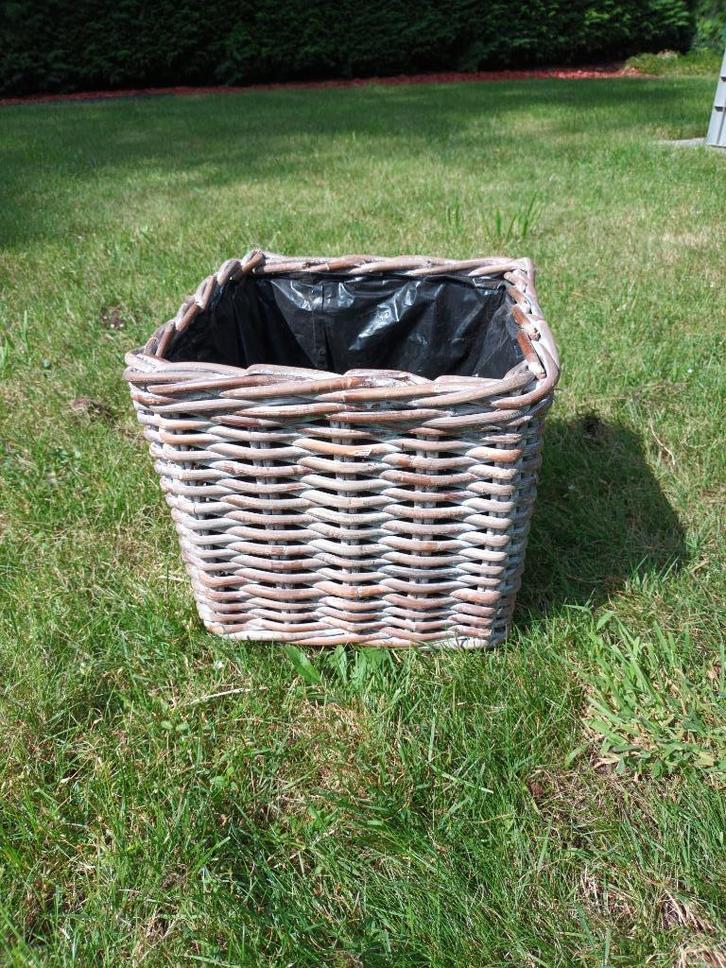 rieten mand, Huis en Inrichting, Woonaccessoires | Schalen en Manden, Zo goed als nieuw, Mand, Vierkant, Riet, Ophalen of Verzenden