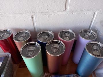 Metalen drinkbekers in verschillende kleuren beschikbaar voor biedingen
