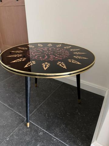  Karaktervolle mid-century bijzettafel  beschikbaar voor biedingen