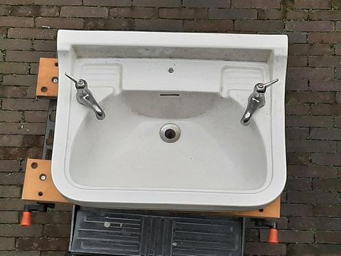 Vintage wastafel met twee art-deco kranen, Huis en Inrichting, Badkamer | Badkamermeubels, Gebruikt, Wasbak of Wastafel, 50 tot 100 cm