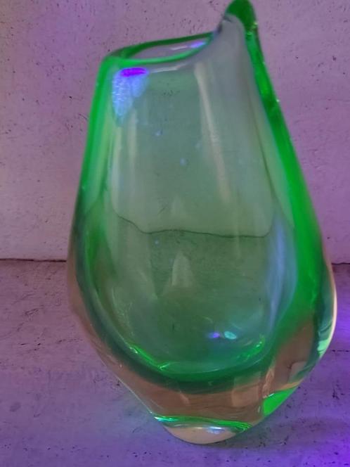 Vaasje Murano of Tsjechisch (?), licht uranium, uranifère, o, Antiek en Kunst, Antiek | Glaswerk en Kristal, Ophalen of Verzenden