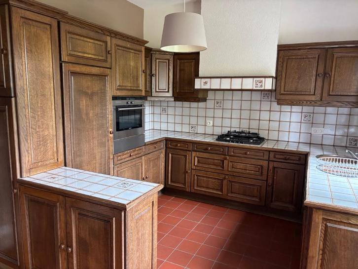 Vintage keuken met moderne apparaten, Huis en Inrichting, Keuken | Complete keukens, Zo goed als nieuw, U-keuken, Bruin, Graniet of Steen