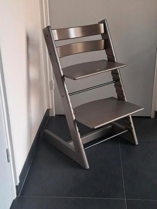 Stokke Tripp Trapp kinderstoel NIEUW MODEL in hazy grey, Kinderen en Baby's, Kinderstoelen, Zo goed als nieuw, Meegroeistoel, Aanschuifbaar