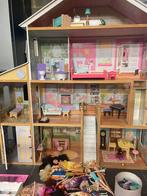 Grande maison de poupées / barbies avec accessoires, Enfants & Bébés