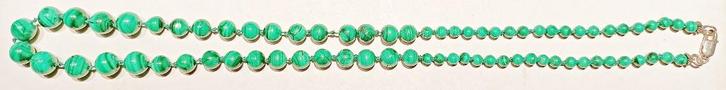 Collier perles rondes malachite verte en chute, NEUF, 65 cm, Handtassen en Accessoires, Kettingen, Nieuw, Steen of Mineraal, Groen