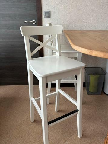Twee stevige witte houten barstoelen Ikea, Huis en Inrichting, Ophalen, Zo goed als nieuw