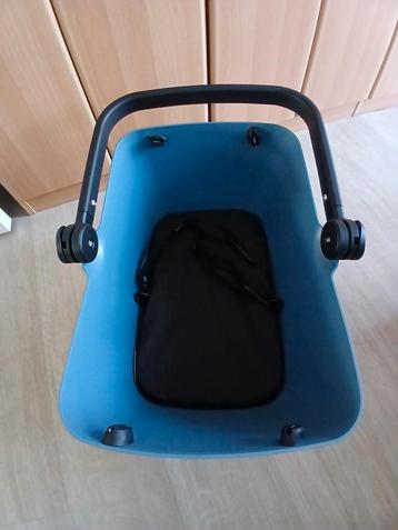NIEUWSTAAT BASIL BLAUW HONDENFIETSENMAND beschikbaar voor biedingen