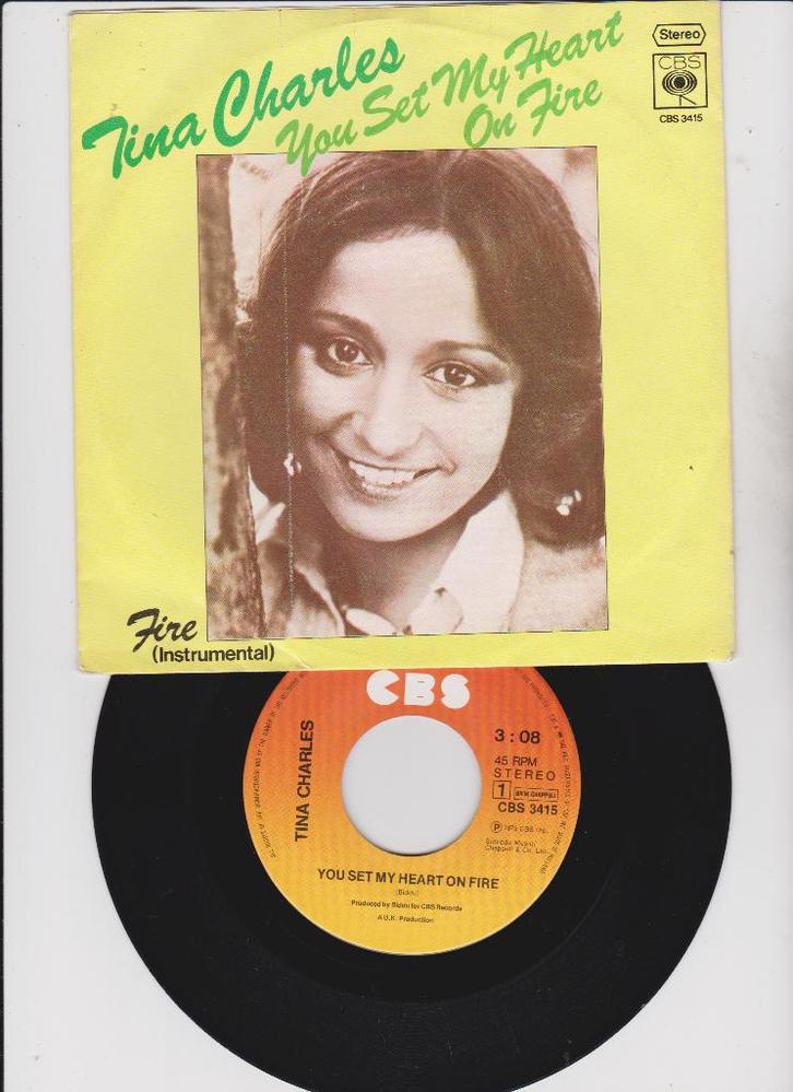 Tina Charles – You Set My Heart On Fire    1975, CD & DVD, Vinyles Singles, Utilisé, Single, R&B et Soul, 7 pouces, Enlèvement ou Envoi