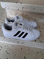 Chaussures Adidas blanches mises 2 fois taille 42, Vêtements | Hommes, Chaussures, Comme neuf
