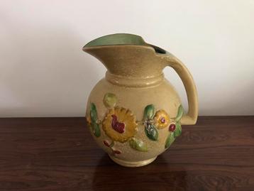 Mooie grote kruik kan met afbeelding bloemen relief beschikbaar voor biedingen