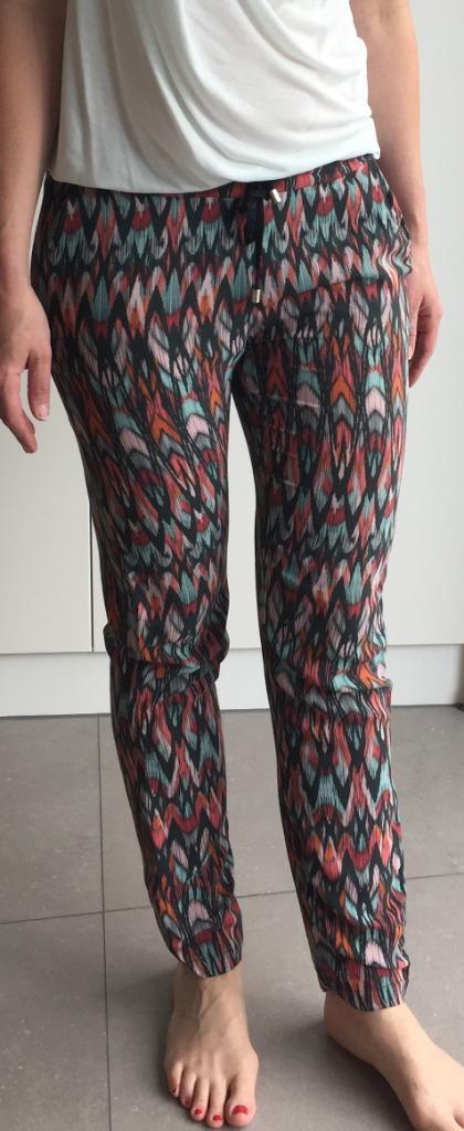 Lange Broek met print van CKS (Maat 36), Kleding | Dames, Broeken en Pantalons, Zo goed als nieuw, Maat 36 (S), Overige kleuren