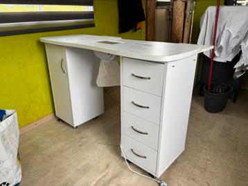 Nageltafel met afzuiging  beschikbaar voor biedingen