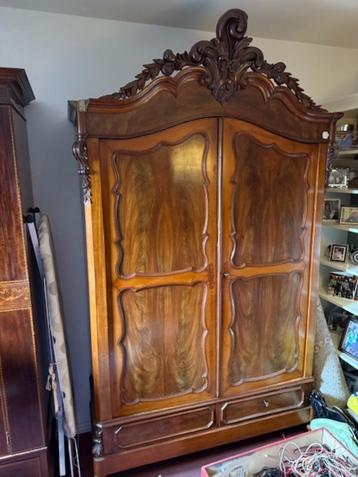 Antieke hangkasten beschikbaar voor biedingen