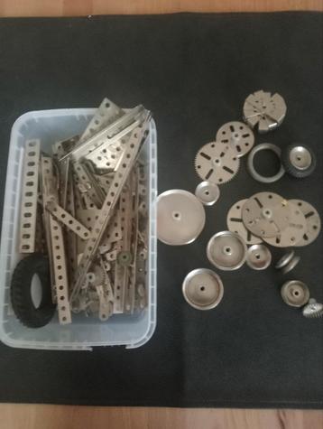 Lot de pièces Meccano  disponible aux enchères