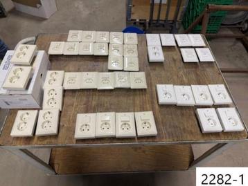 2282. Jung schakelmateriaal / opbouwrand / schakelaar / wcd beschikbaar voor biedingen