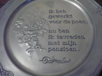 Tinnen schaal met tekst over pensioen beschikbaar voor biedingen