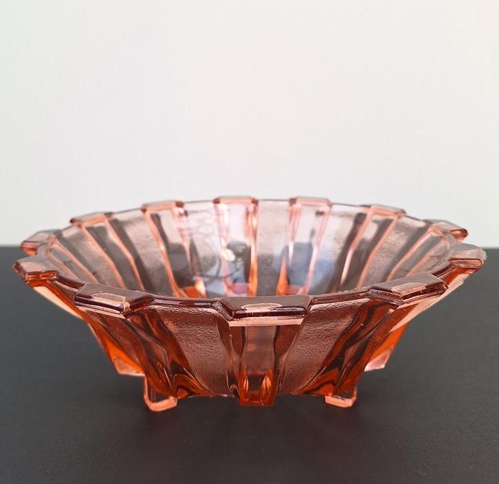 Mooie grote Art Deco rosaline schaal op voetjes cubis-stijl, Antiek en Kunst, Antiek | Schalen, Ophalen of Verzenden