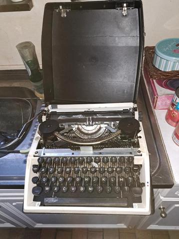 Machine à écrire Adler dans sa valisette