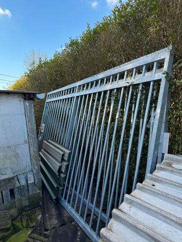 Grote gegalvaniseerde poort van 7meter beschikbaar voor biedingen