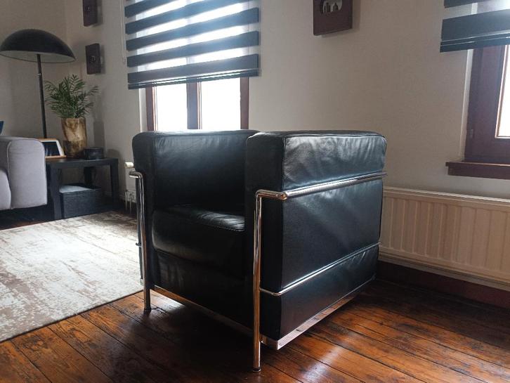 Le Corbusier LC2 zetel, Maison & Meubles, Fauteuils, Comme neuf, Cuir, 50 à 75 cm, Moins de 75 cm, Enlèvement