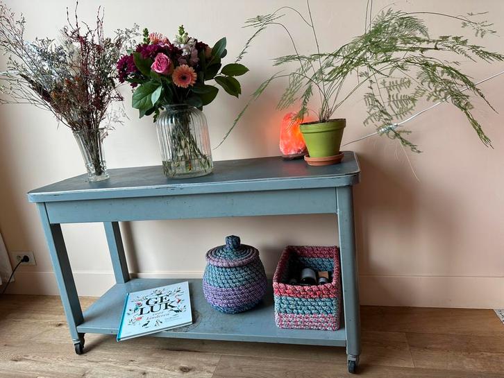 Vintage metalen tafel / bijzettafel op wieltjes industrieel, Maison & Meubles, Tables | Dessertes, Utilisé, Enlèvement