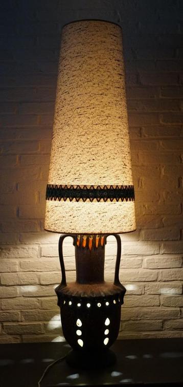 grande lampe vintage à lave grasse - 133 cm - Années 1970 disponible aux enchères