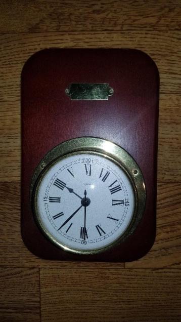 Wand klok beschikbaar voor biedingen